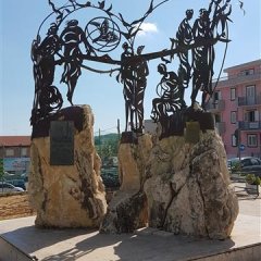 Skulptur aus Stein und Stahl