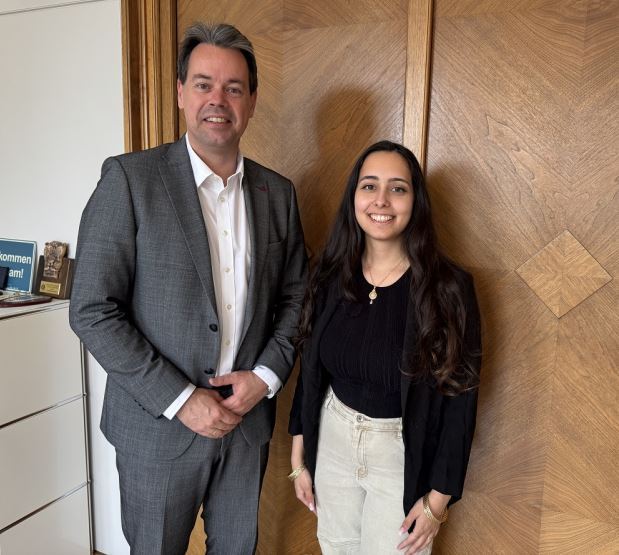 Neue Gleichstellungsbeauftragte im Amt Es sind der Oberbürgermeister und die neue Gleichstellungsbeauftragte zu sehen.