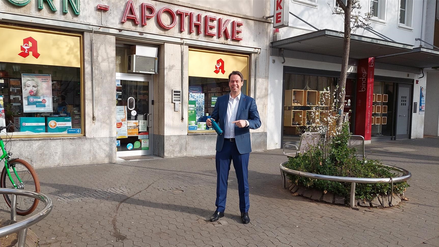 Oberbürgermeister Dr. Nicolas Meyer vor Geschäften