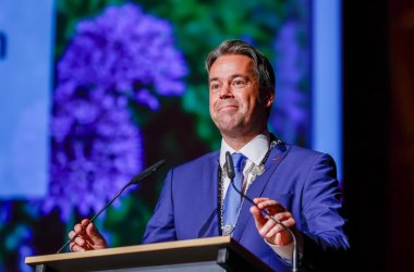 Lächelnder Mann an Rednerpult