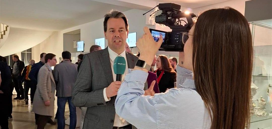 Oberbürgermeister Dr. Nicolas Meyer und Kreiswahlleiter verkündet am Wahlsonntag (23. Februar 2025) die vorläufigen Wahlergebnisse im Frankenthaler Rathaus. 