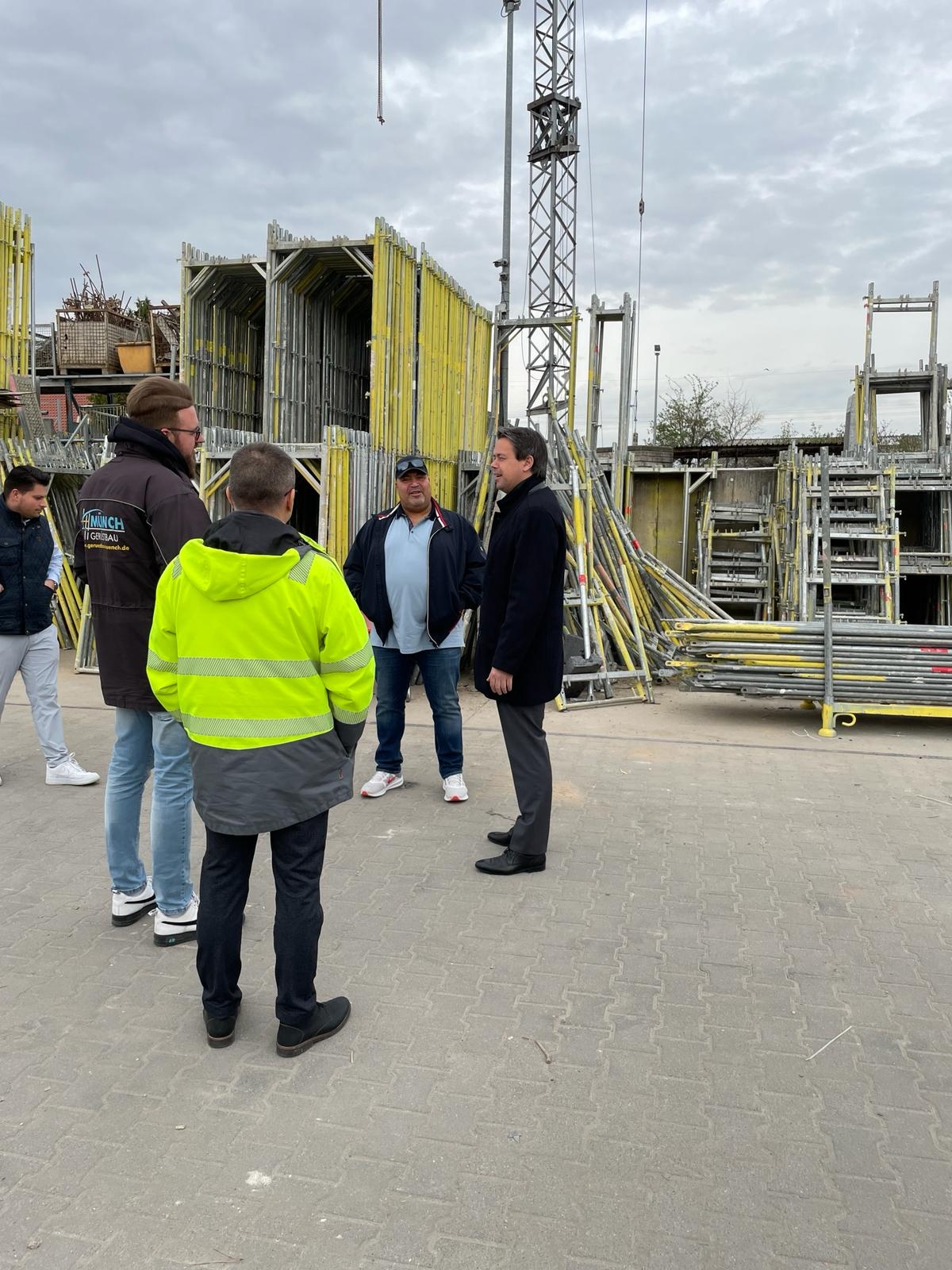 Mehrere Personen auf Baustelle