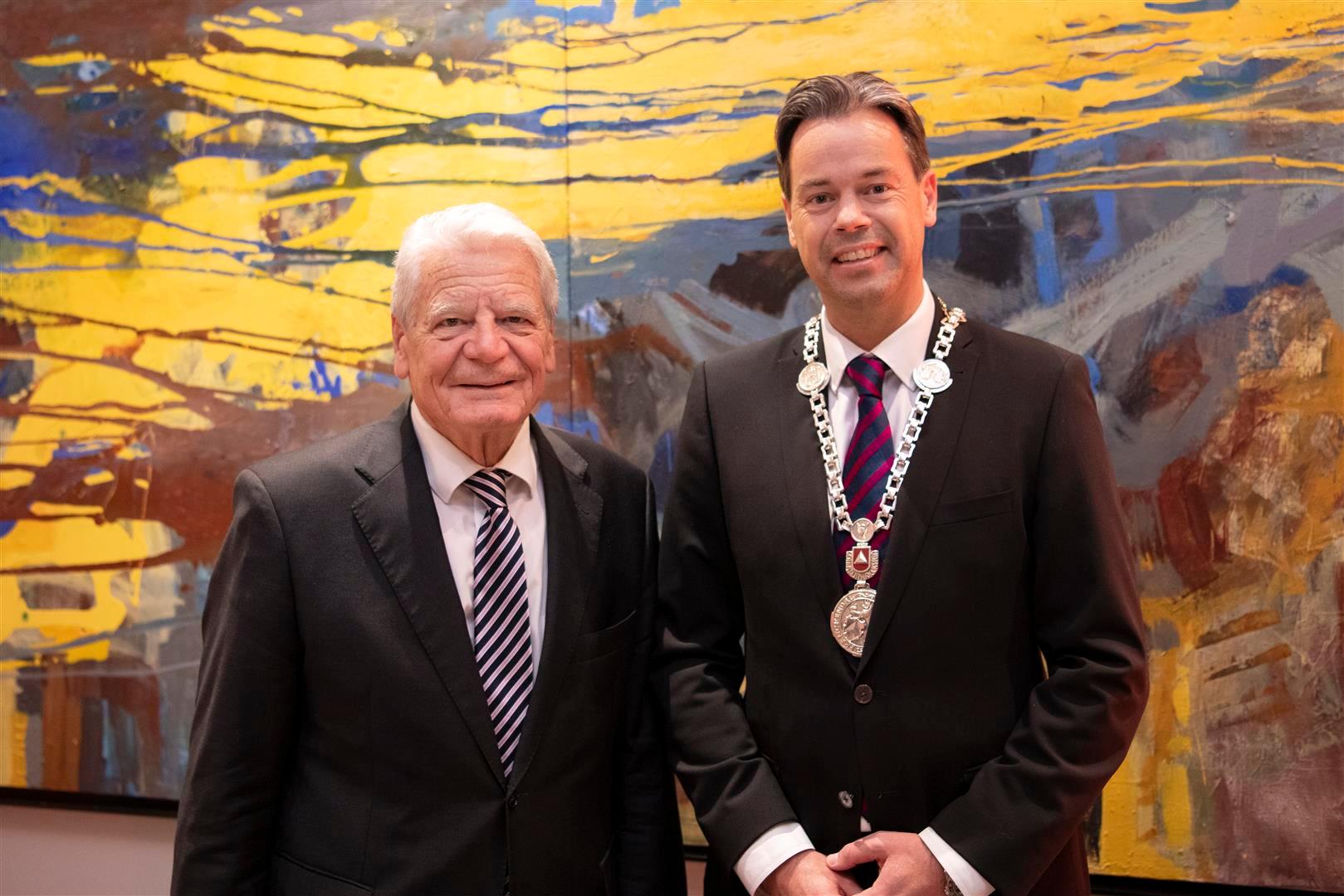 Portraitfoto von Dr. Joachim Gauck neben Oberbürgermeister Dr. Nicolas Meyer 