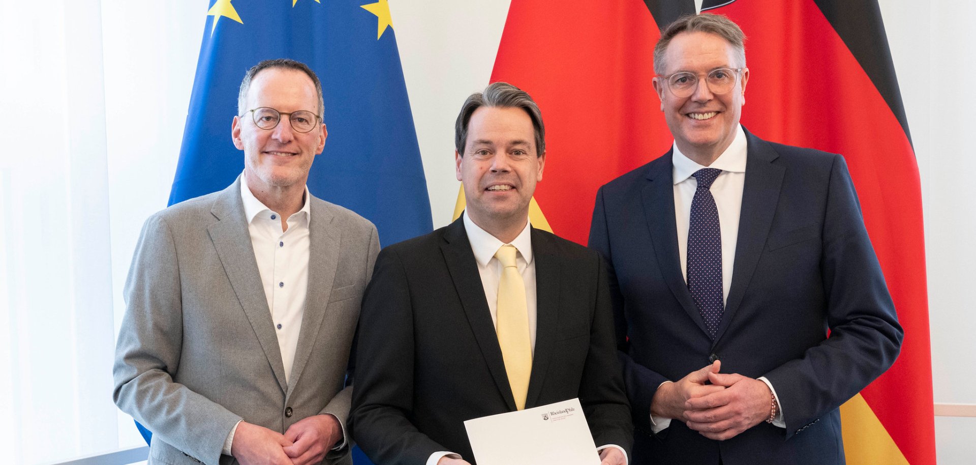 Oberbürgermeister mit zwei Männern