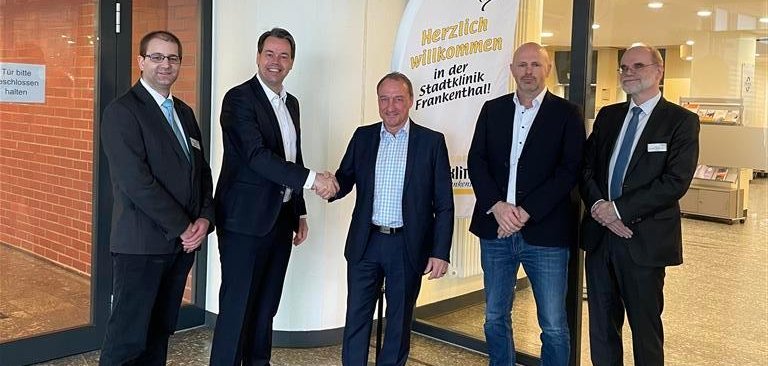 Gruppenfoto mit Oberbürgermeister Dr. Nicolas Meyer und Dr. Andor Toth