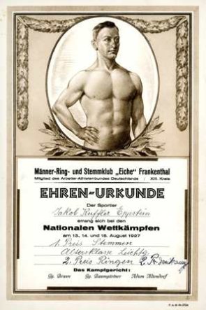 eine alte Ehrenurkunde, darauf abgebildet ein oberkörperfreier trainierter Mann und die Aufschrift: Männer Ring- und Stemmclub "Eiche" Frankenthal