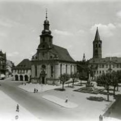 Rathausplatz und St. Dreifaltigkeitskirche
