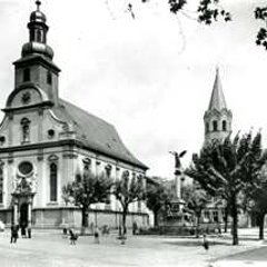St. Dreifaltigkeitskirche und Rathausplatz
