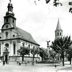 Altes Bild der Dreifaltigkeitskirche und dem Rathausplatz