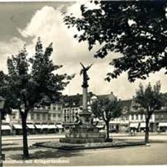 Altes Bild des Kriegerdenkmals auf dem Rathausplatz
