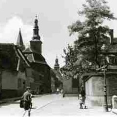 Altes Bild der Kanalstraße und einer kleinen Kirche