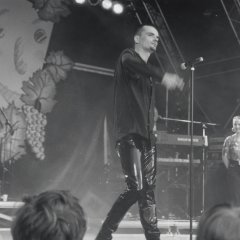 Junger Mann mit einem Mikrofon auf einer Bühne