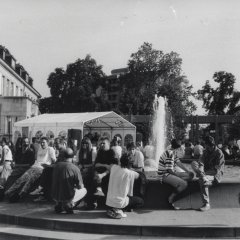 Menschenansammlung um einen Brunnen