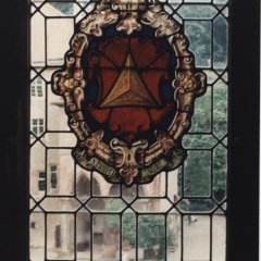Ein buntes Fenster im Schloss Heidelberg mit einem Dreieckstein, der auch im Stadtwappen Frankenthal zu sehen ist.