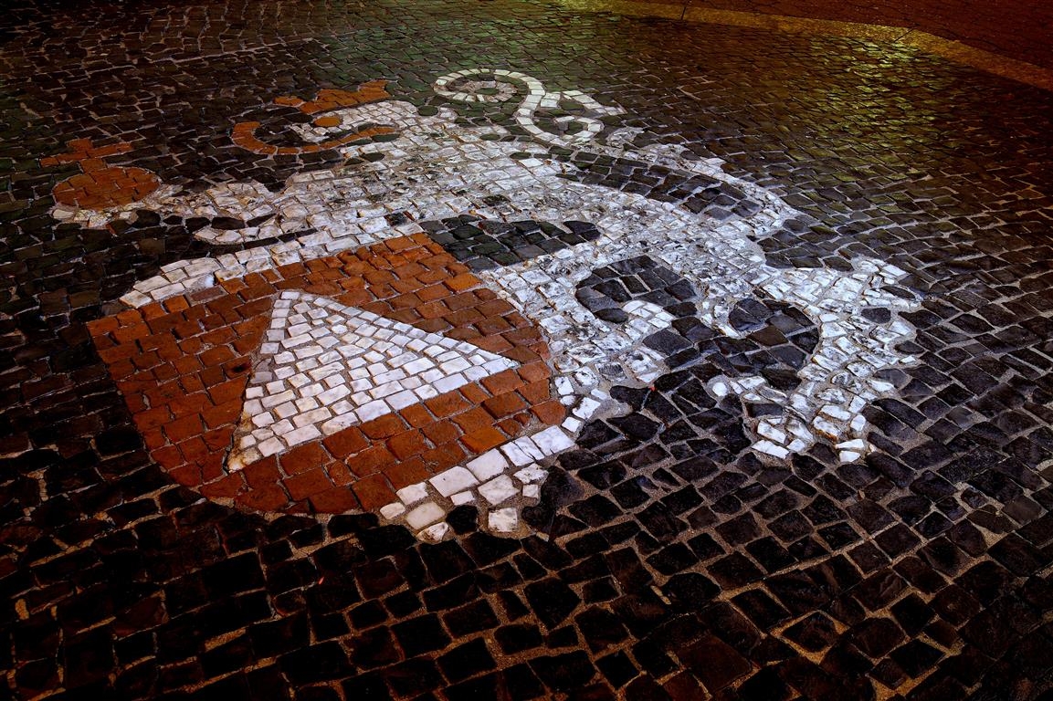 Frankenthaler Wappen auf Pflastersteinen gelegt