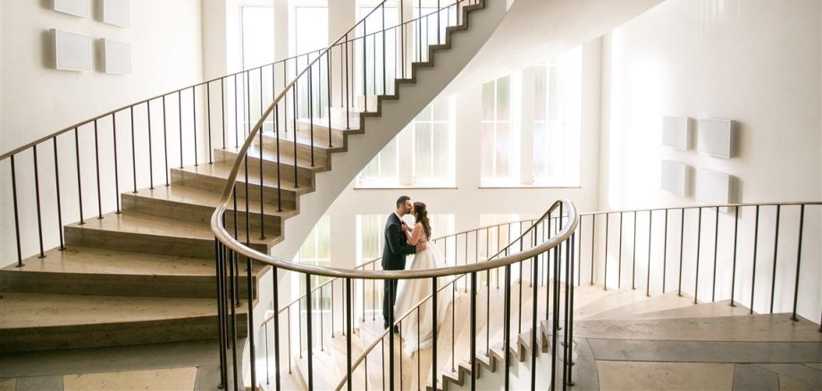 Rathaus Foyer Brautpaar_sepia Rathaus Foyer Brautpaar_