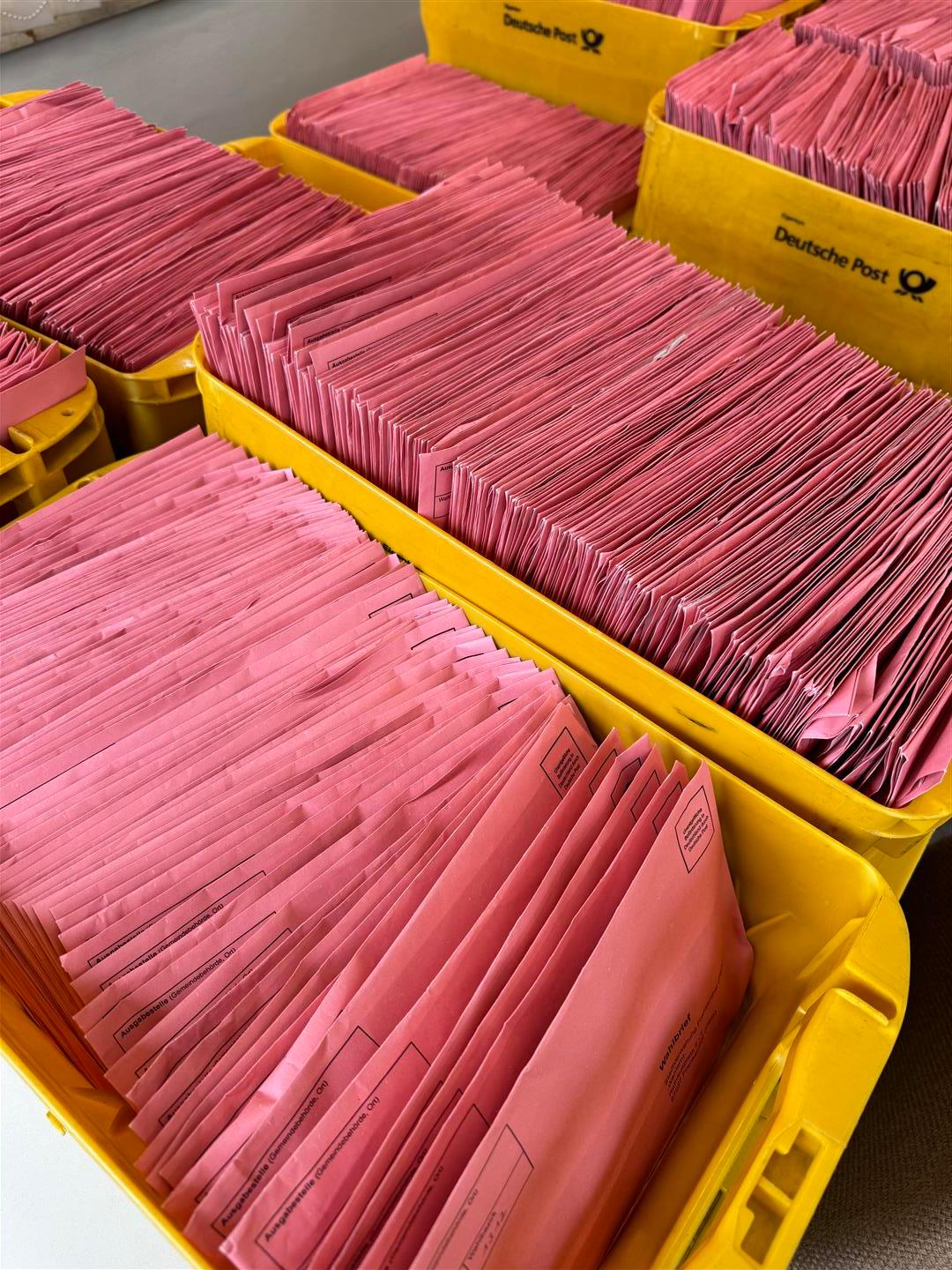 Postkiste mit roten Briefen