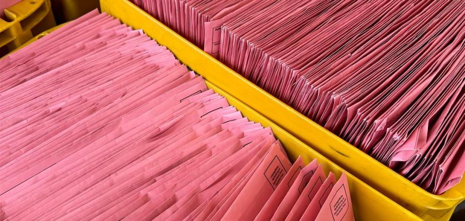 Postkiste mit roten Briefen