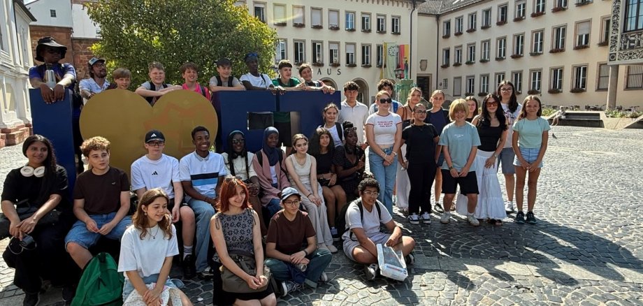KiJuB Internationale Begegnung Austausch vor dem Rathaus Deutsche und Französische Jugendliche vor dem Frankenthaler Rathaus