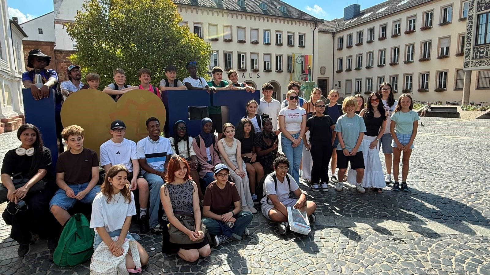Deutsche und Französische Jugendliche vor dem Frankenthaler Rathaus