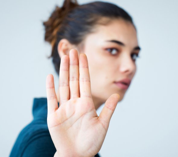 Frau macht Stopp-Geste mit der Hand