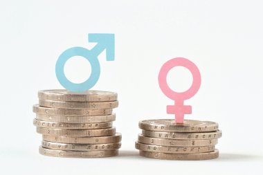 Symbole für männlich und weiblich auf Münzhaufen