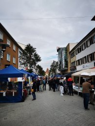 Straße mit Ständen