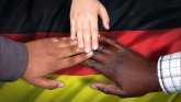 Drei Hände vor Flagge Drei Hände vor Flagge