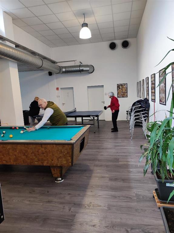 Mann beim Billiard spielen