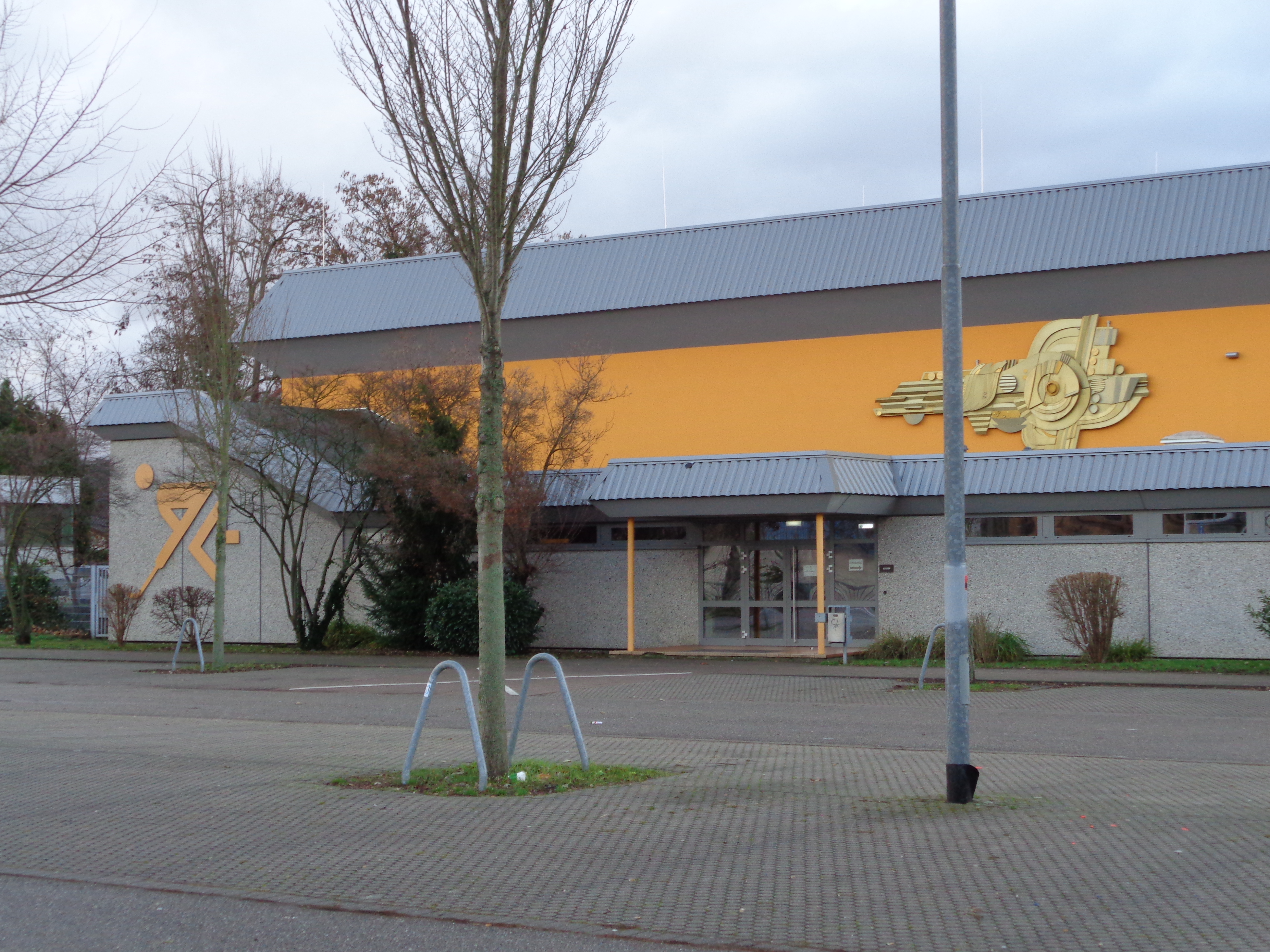 Außenansicht der Sporthalle Andreas-Albert-Schule