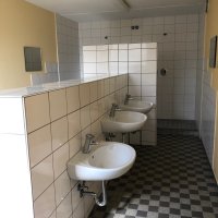 Sanitäre Anlage der Gymnastikhalle Erkenbert Grundschule