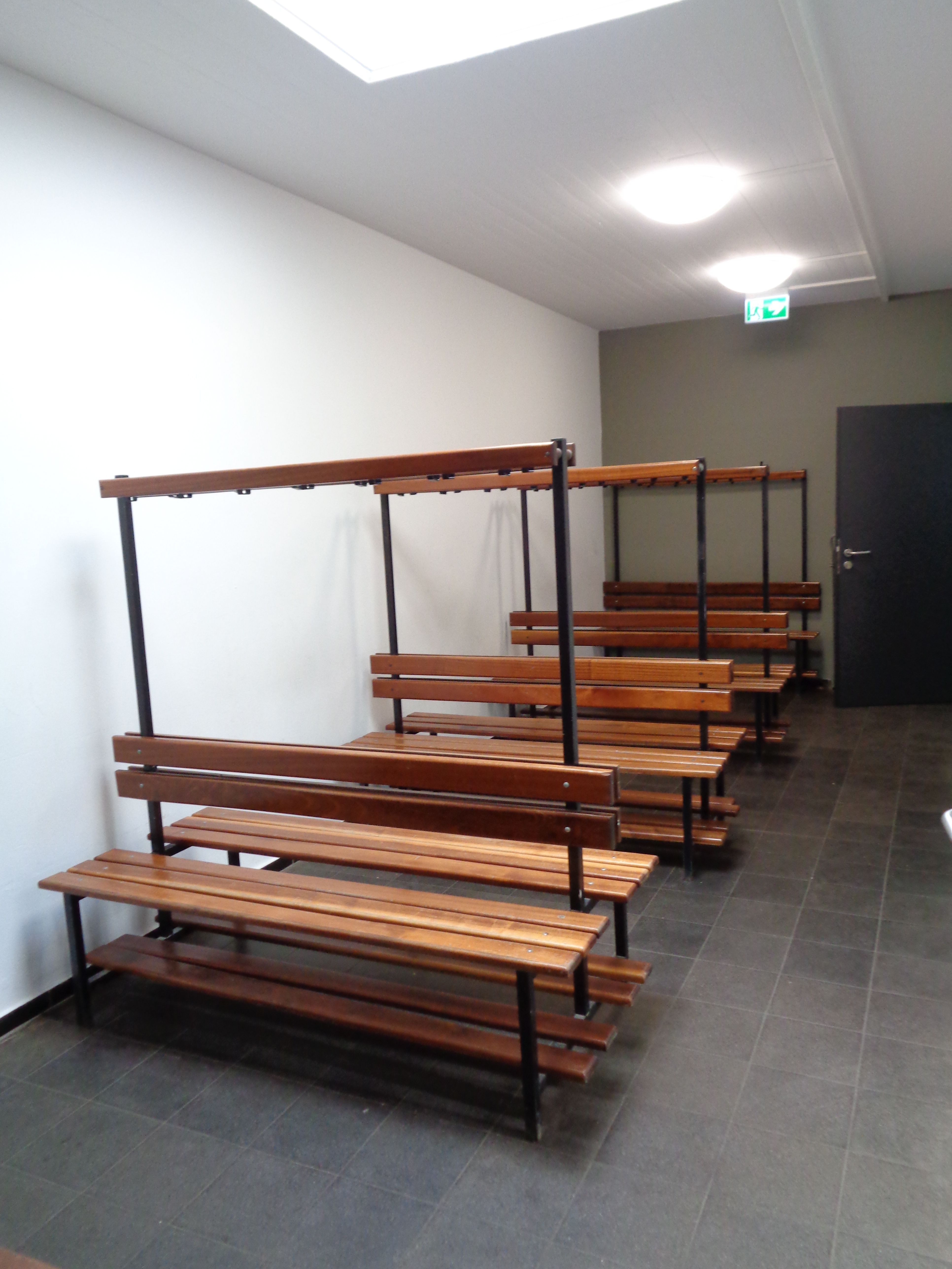 Umkleide Sporthalle 2 Friedrich-Schiller-Realschule plus Umkleide der Sporthalle 2 Friedrich-Schiller-Realschule plus