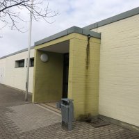 Eingang der Sporthalle Grundschule Mörsch