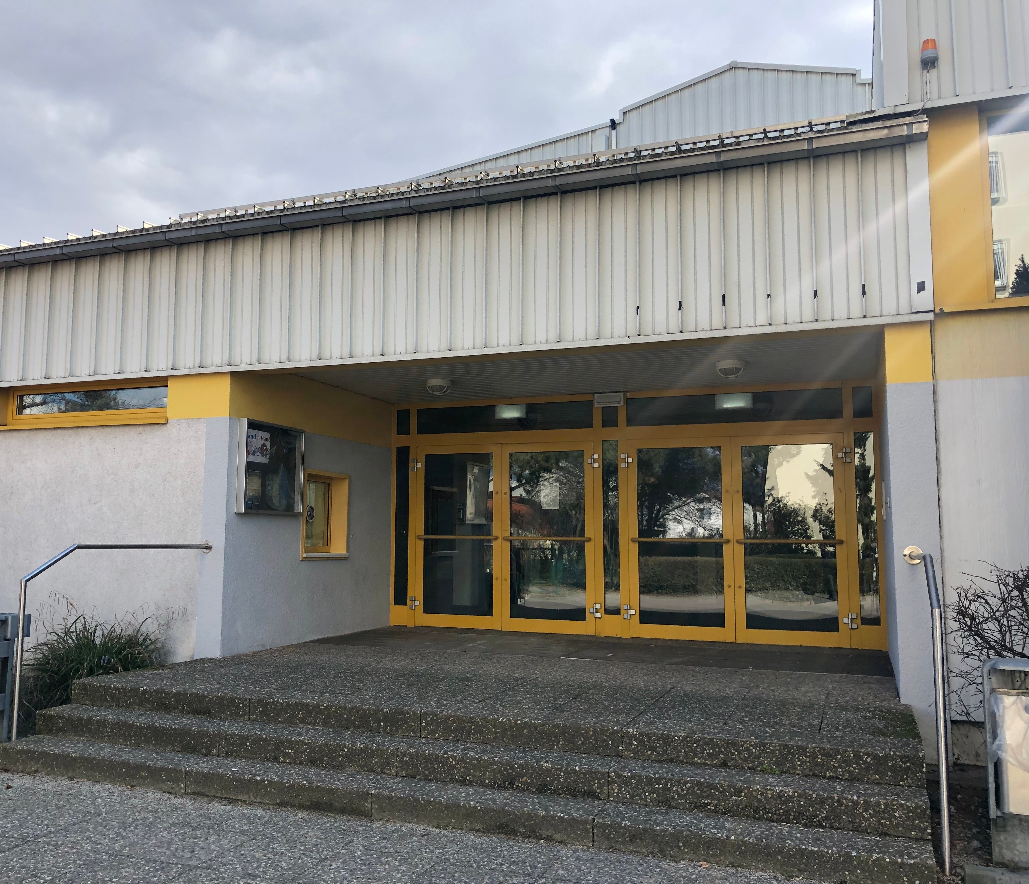 Haupteingang der Sporthalle am Kanal