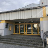 Haupteingang der Sporthalle am Kanal