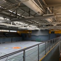 Innenansicht der Sporthalle am Kanal von Tribüne