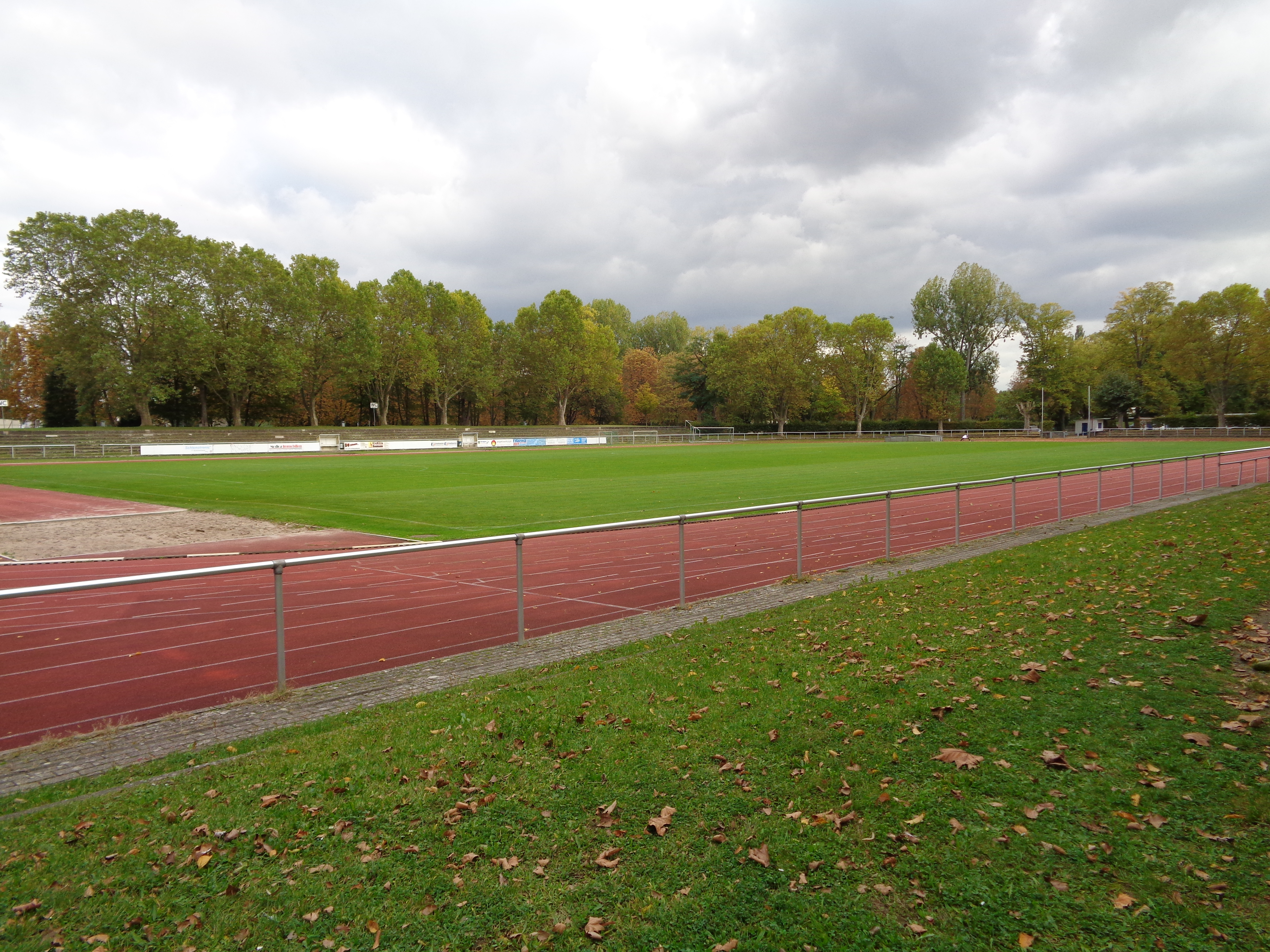 Hauptfeld mit Rundlaufbahn im Ostparkstadion