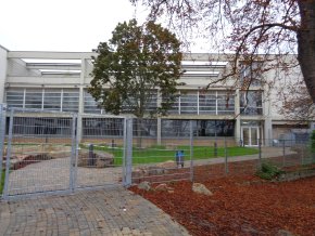Außenansicht der Sporthalle Albert-Einstein-Gymnasium