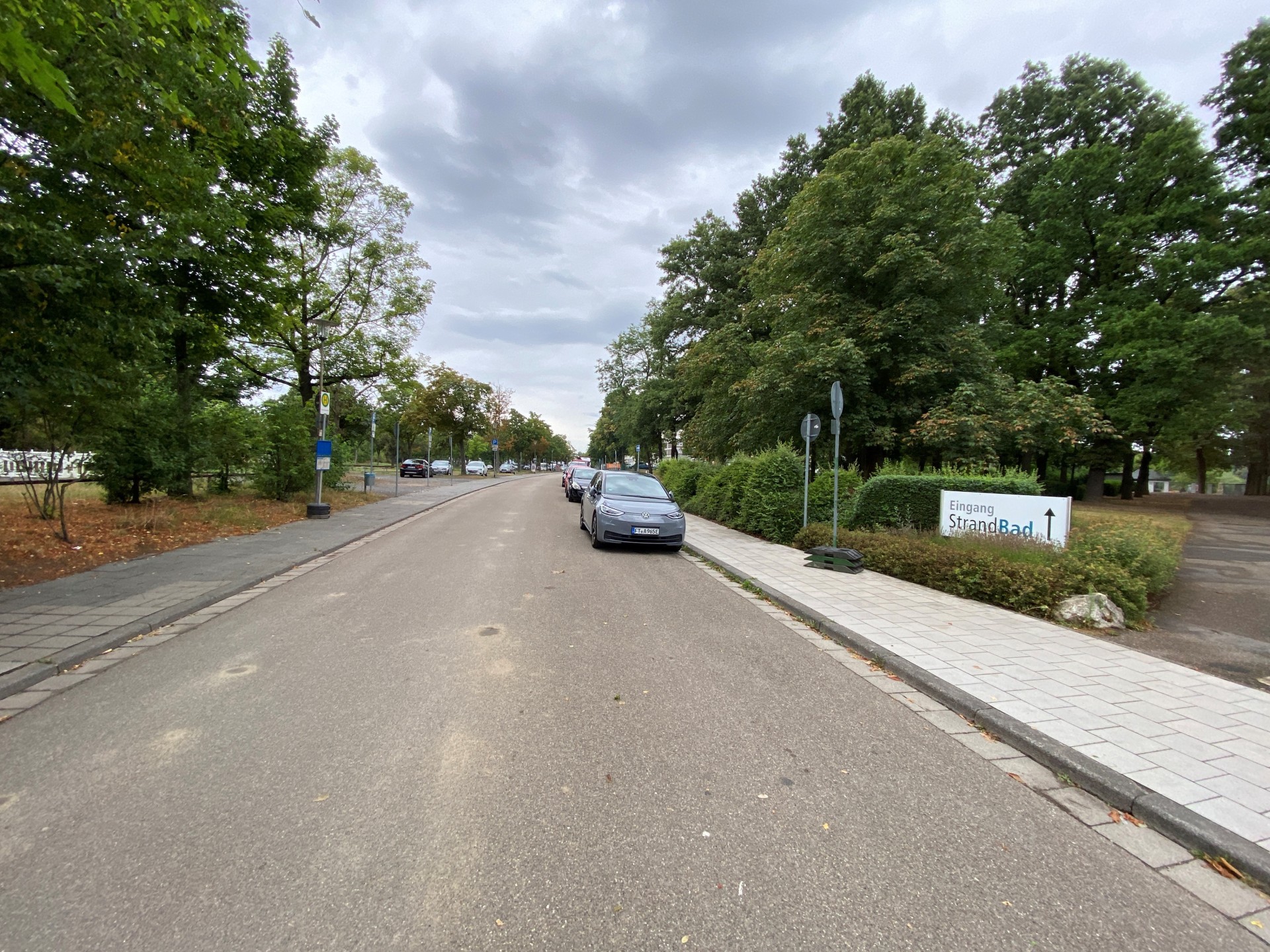 Straße mit Bushaltestelle