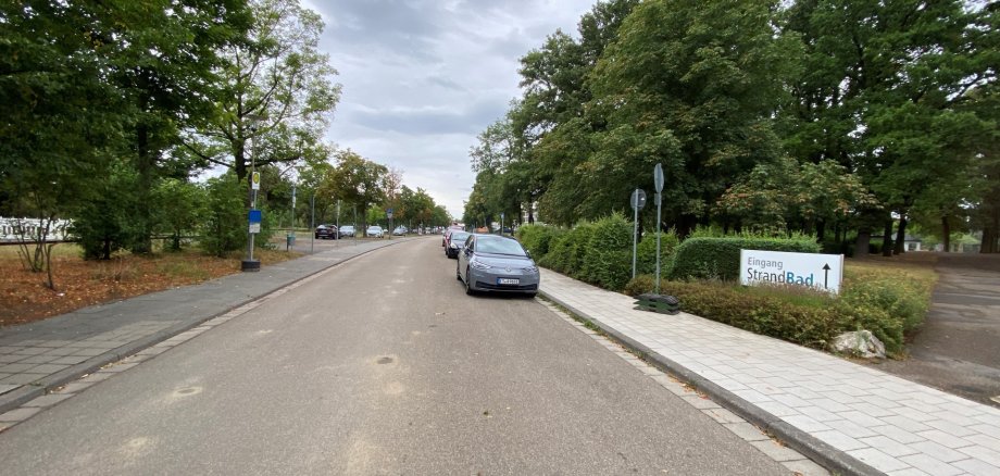 Straße mit Bushaltestelle
