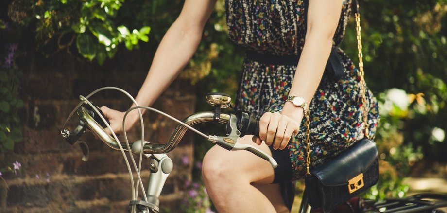 Frau auf Fahrrad