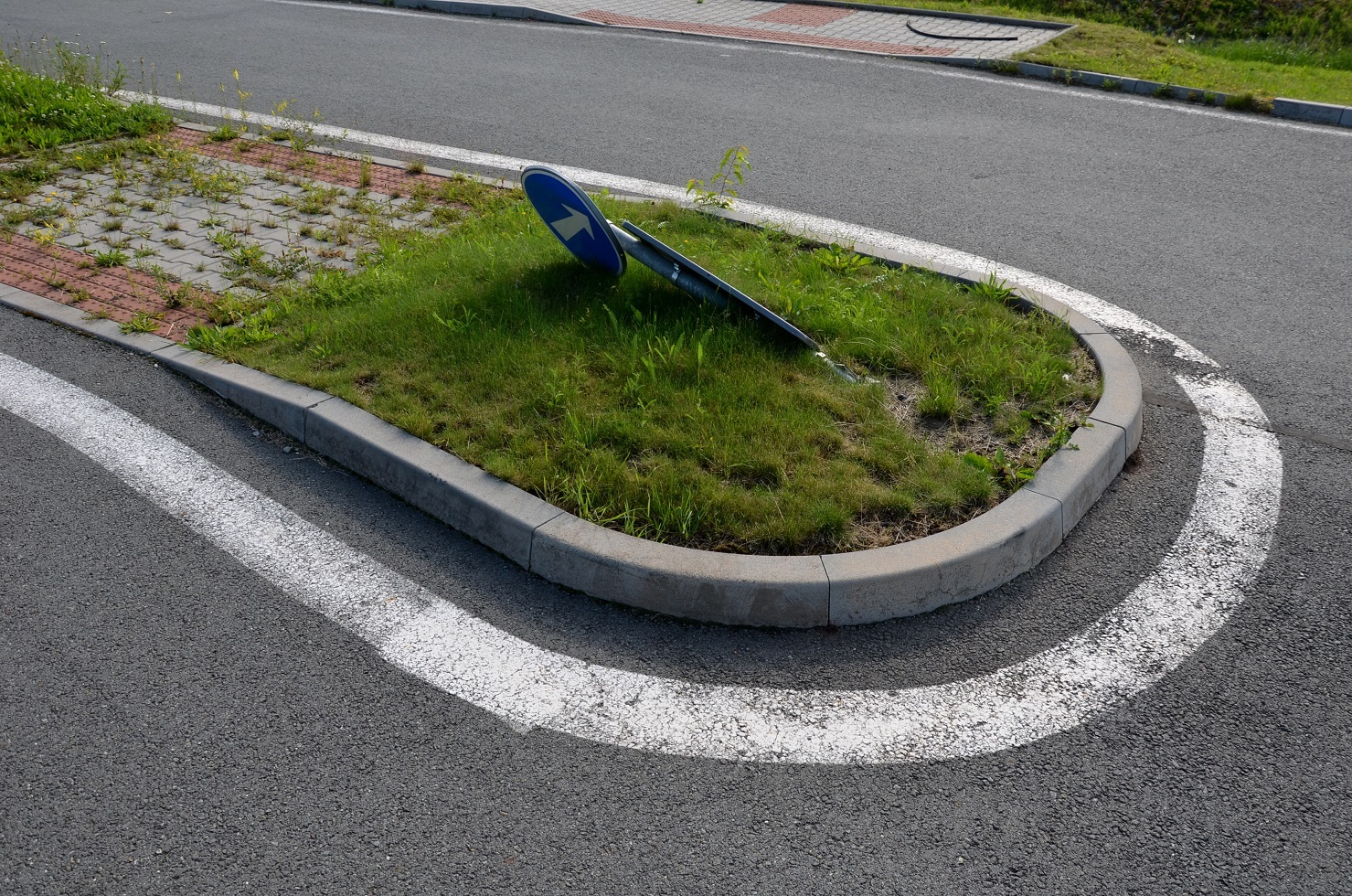 Schrägstehendes Verkehrszeichen