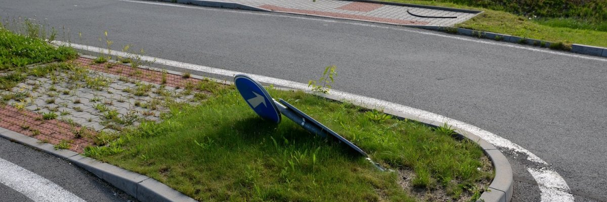 Schrägstehendes Verkehrszeichen