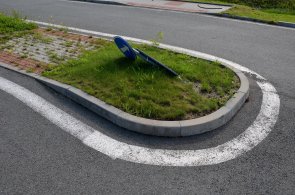 Schrägstehendes Verkehrszeichen