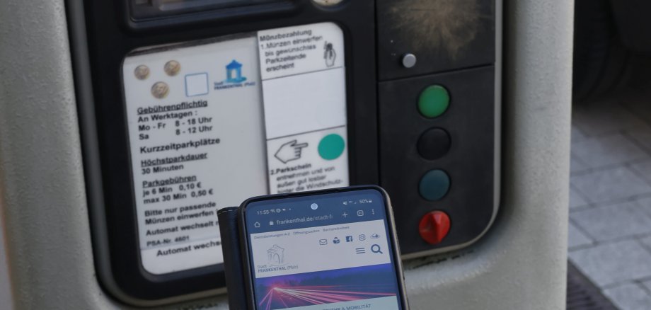 Parkticket mit dem Handy bezahlen Handy vor Parkscheinautomat