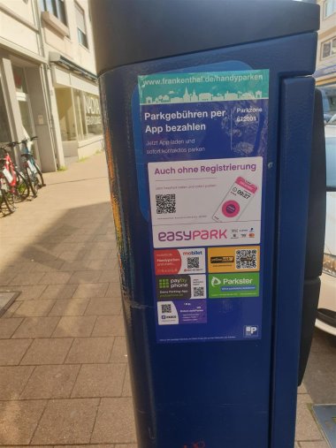 Aufkleber auf Parkscheinautomat