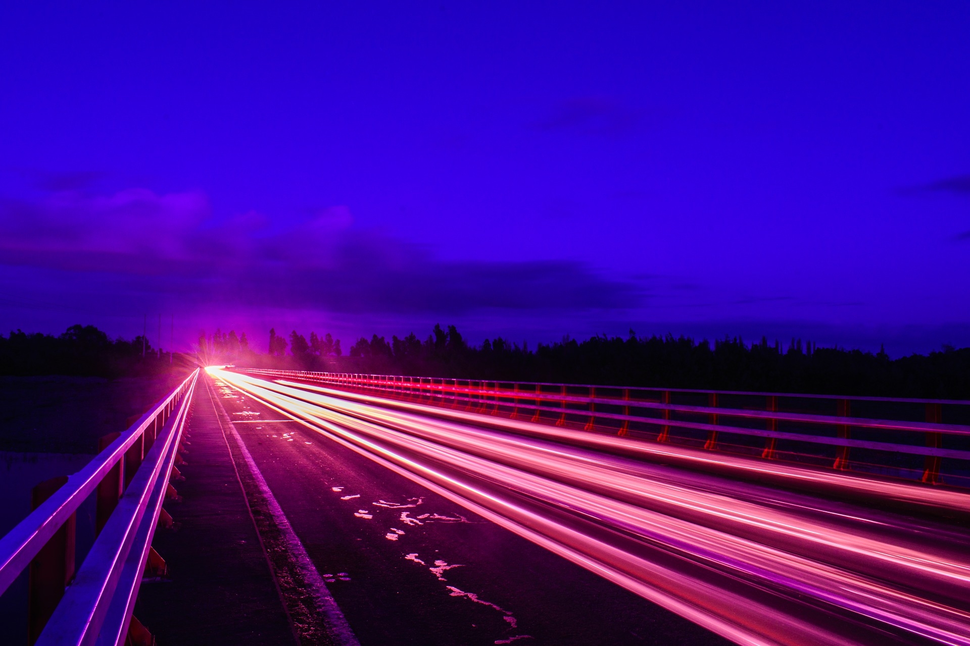 Straßenverkehr bei Nacht