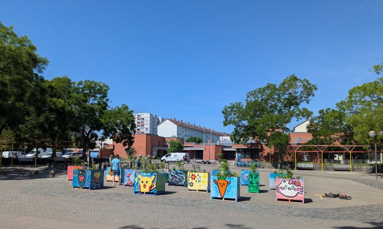 Mehrere kleine bunt bemalte Hochbeete