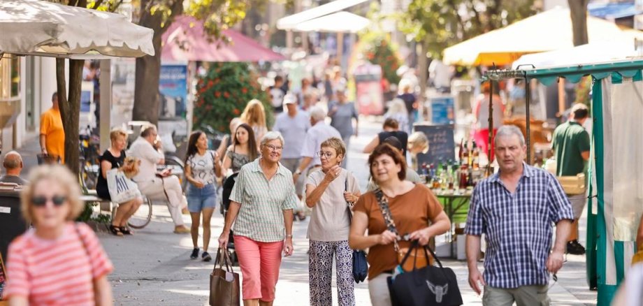 Menschen in der Fußgängerzone