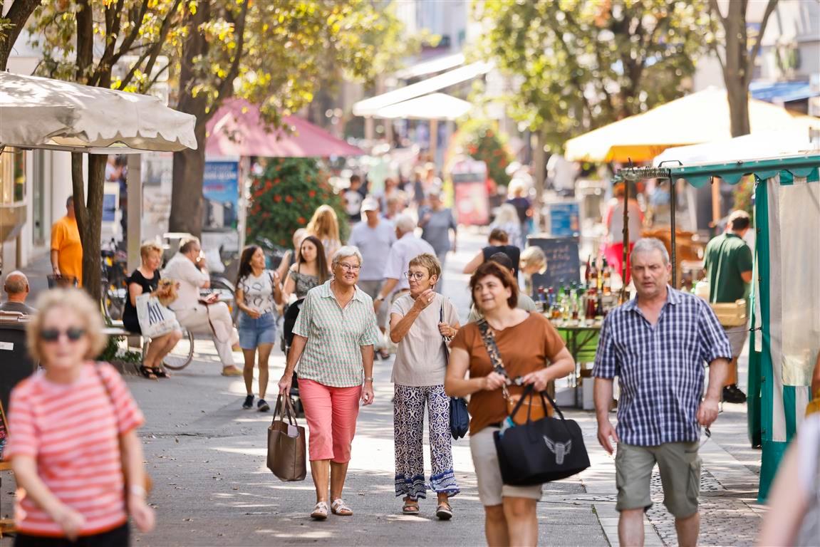 Menschen in der Fußgängerzone